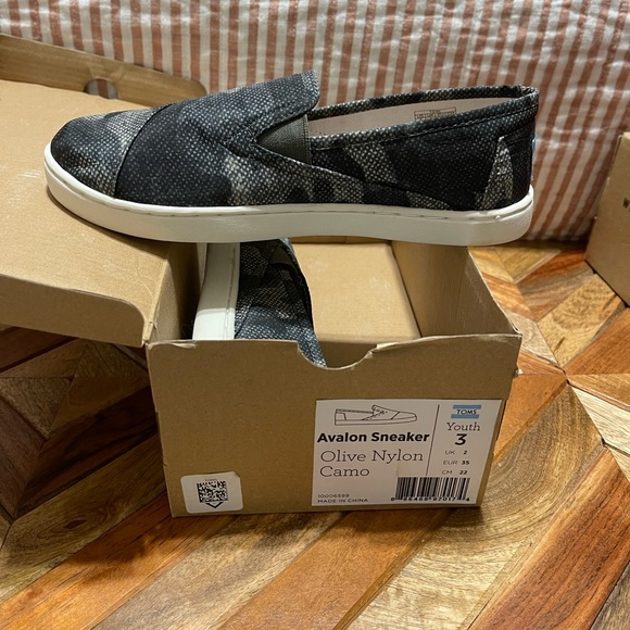 Camo TOMS size 3 Youth NWT - Picture 3 of 3
